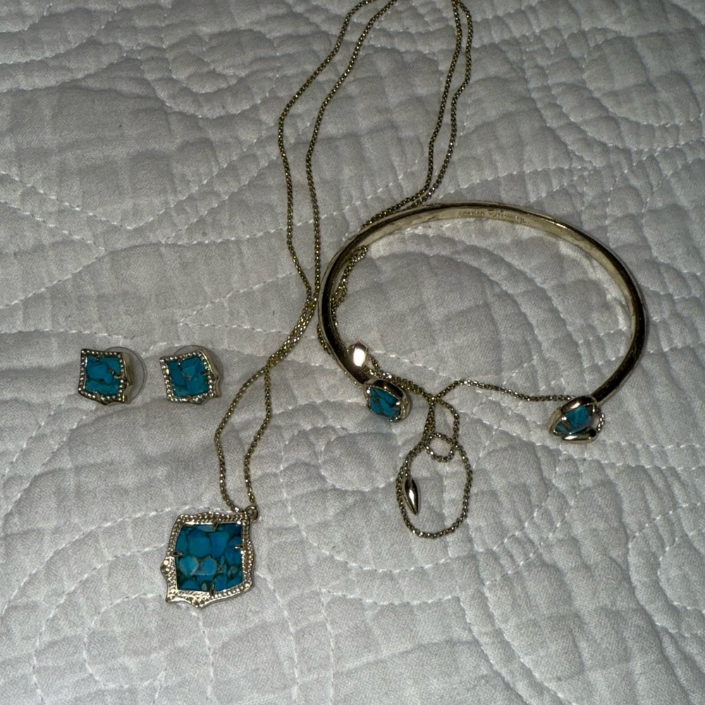 Kendra Scott necklace, earrings and bracelet